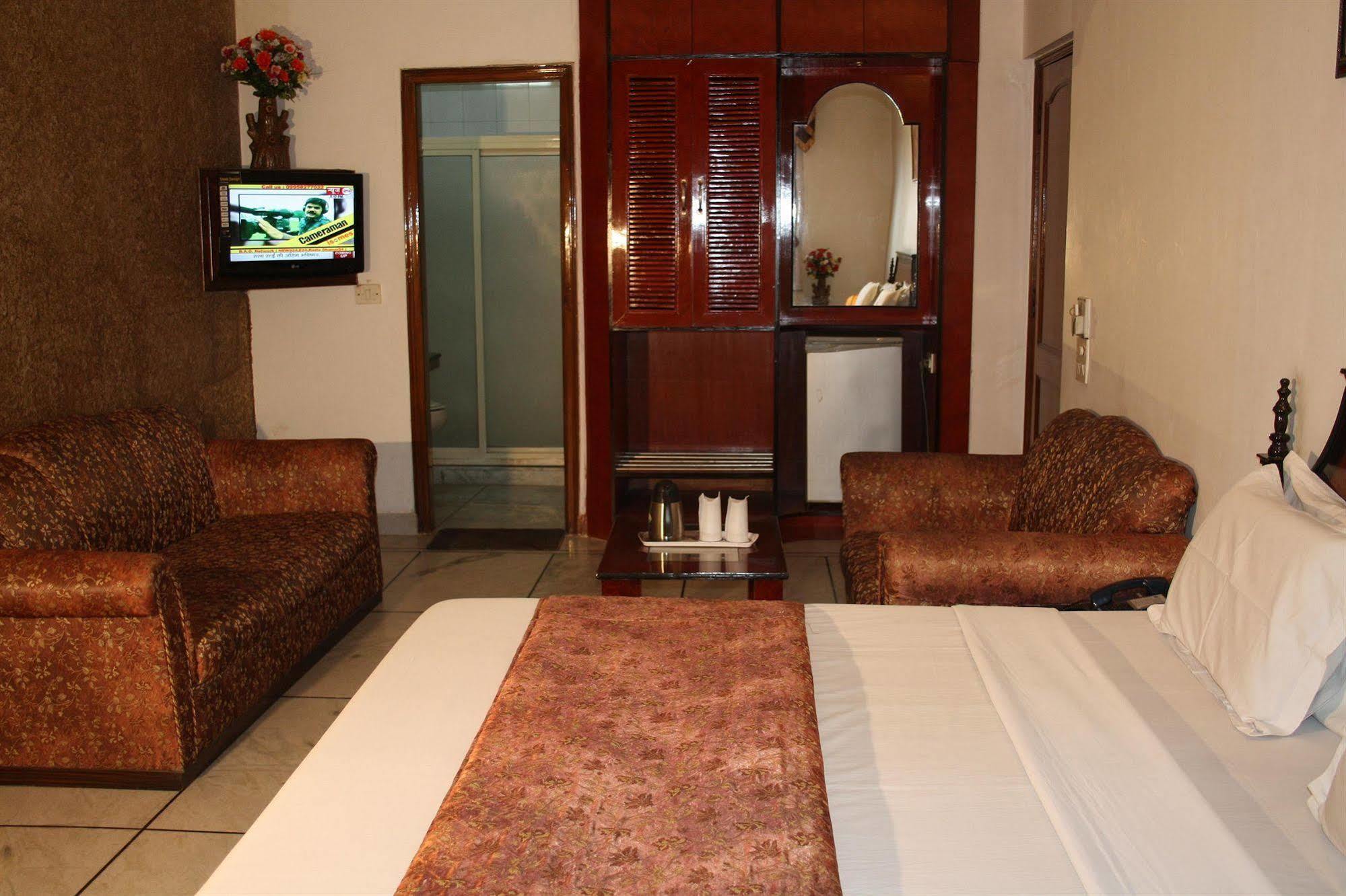 Hotel Rahul Palace New Delhi Bagian luar foto
